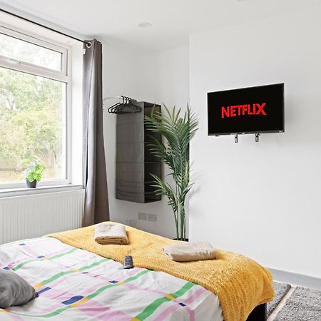 Stanion Luxurious 3 Bedroom Modern House Northamptonshire, Double, Twins, Single, Free Parking, Free Wi-Fi, Pets, Up To 8 Sleeps, 4 Smart Tvs Corby Exteriér fotografie