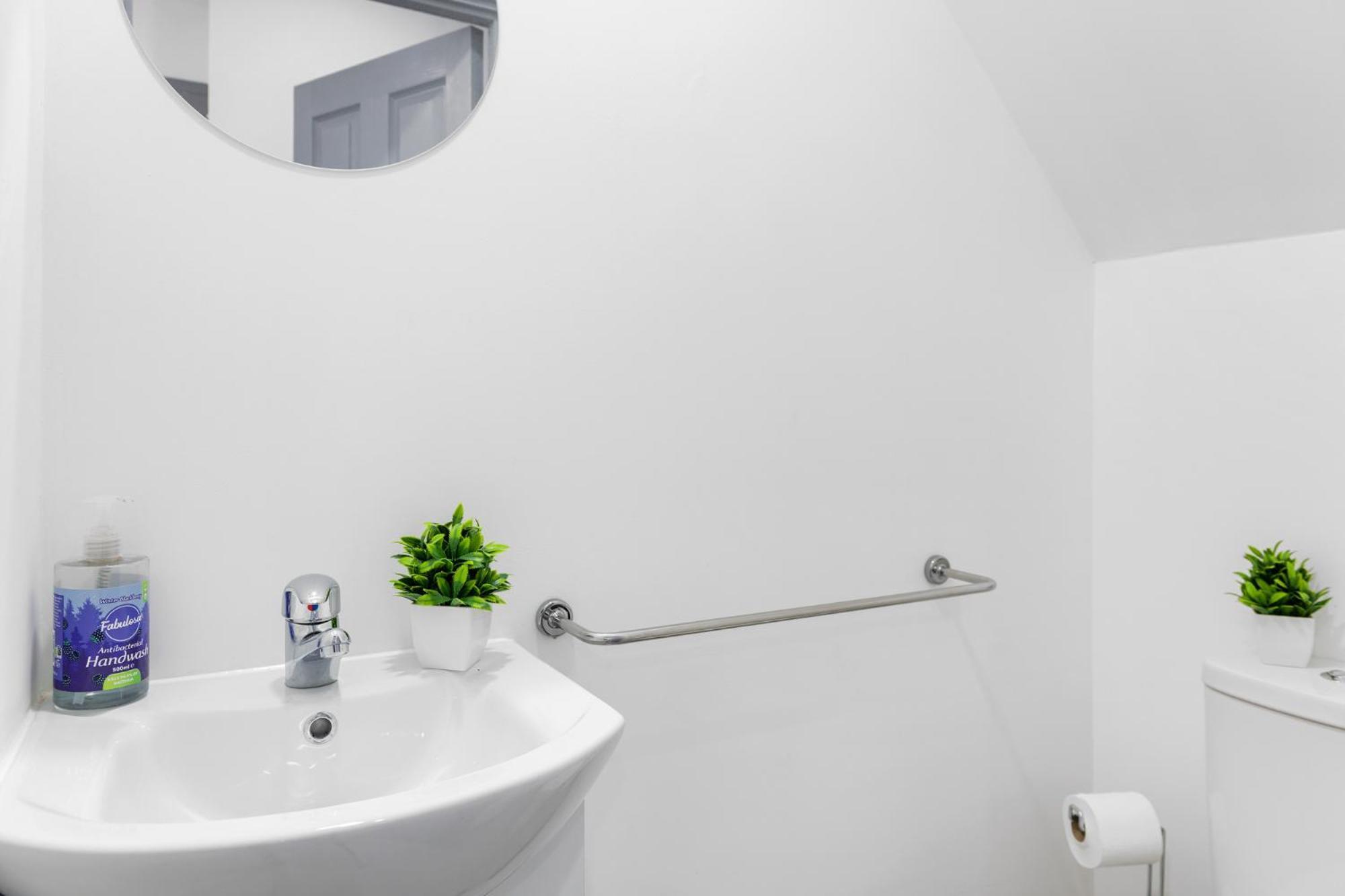 Stanion Luxurious 3 Bedroom Modern House Northamptonshire, Double, Twins, Single, Free Parking, Free Wi-Fi, Pets, Up To 8 Sleeps, 4 Smart Tvs Corby Exteriér fotografie